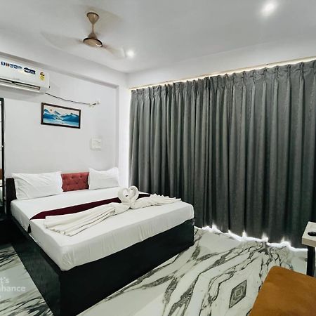 Hotel Vinayak Plaza バラナシ エクステリア 写真